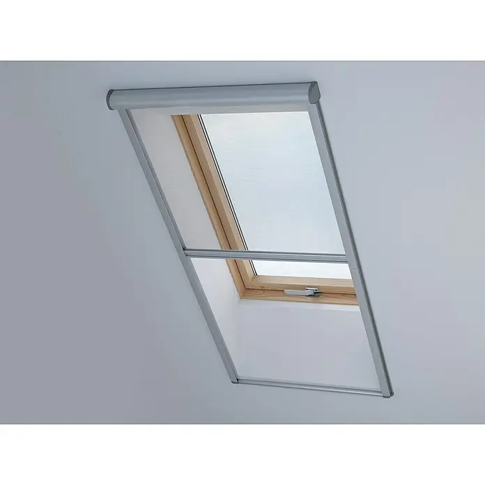 Solid Elements Insektenschutz-Dachfenster ZIA - B x H: 78 x 160 cm - Ein Dachfenster mit einem Rollo, das teilweise heruntergelassen ist, um Licht zu filtern. Die Holzrahmen und die Rollo-Mechanik sind sichtbar.