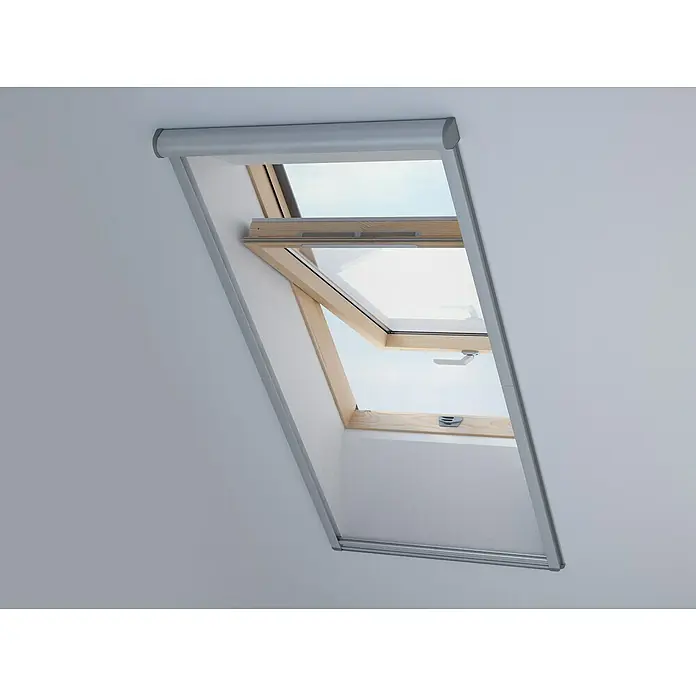 Solid Elements Insektenschutz-Dachfenster ZIA - B x H: 78 x 160 cm - Nahaufnahme eines geöffneten Dachfensters mit Holzrahmen und integriertem Rollo, das natürliches Licht hereinlässt.