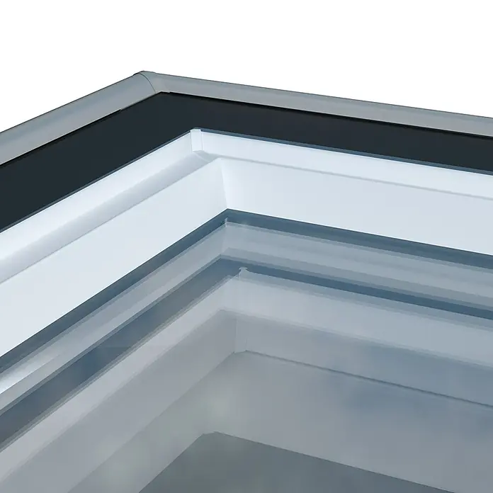 Solid Elements Flachdachfenster FRF - 60 x 60 cm - Detailaufnahme eines weißen Kühlschranks mit grauem Rahmen, der die klare, moderne Bauweise hervorhebt.