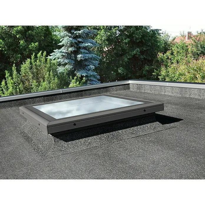 Solid Elements Oberteil FGT - Passend für: Solid Elements Flachdachfenster FRF, FRE 60 x 90 cm - Nahaufnahme eines Dachfensters auf einem Flachdach, das Tageslicht hereinlässt und die Architektur des Gebäudes ergänzt.