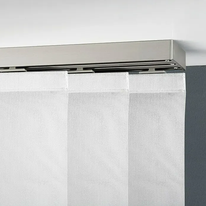 Expo Ambiente Gardinenprofil Smart Set - Anzahl Läufe: 3 Stk., Silber, 260 cm - Detailaufnahme der weißen Flächenvorhänge mit einer eleganten, modernen Metallschiene. Ideal für stilvolle Fensterdekoration und Raumgestaltung.