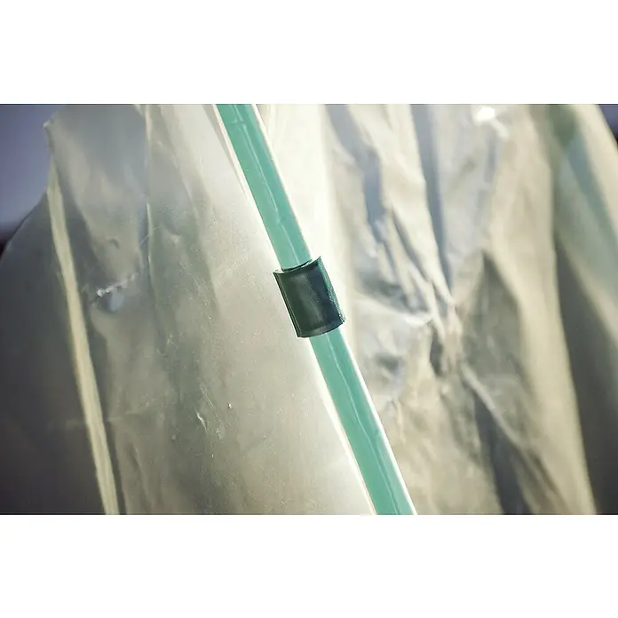 Nortene Clip para invernadero - 20 ud., Polietileno - Primer plano de un impermeable transparente con una varilla verde y un soporte negro.