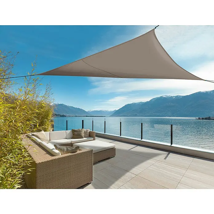 Nortene Toldo vela SUN-NET kit - 3,4 x 3,4 m, Marrón, Triangular - Terraza luminosa con cómodos muebles de ratán y toldo vela frente a un pintoresco paisaje lacustre. El parasol proporciona sombra y aumenta la comodidad.