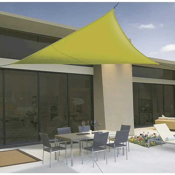Nortene Toldo vela SUN-NET kit - 3,6 x 3,6 m, Verde, Triangular - Un parasol triangular amarillo brinda cobertura sobre un comedor al aire libre, ofreciendo protección solar.