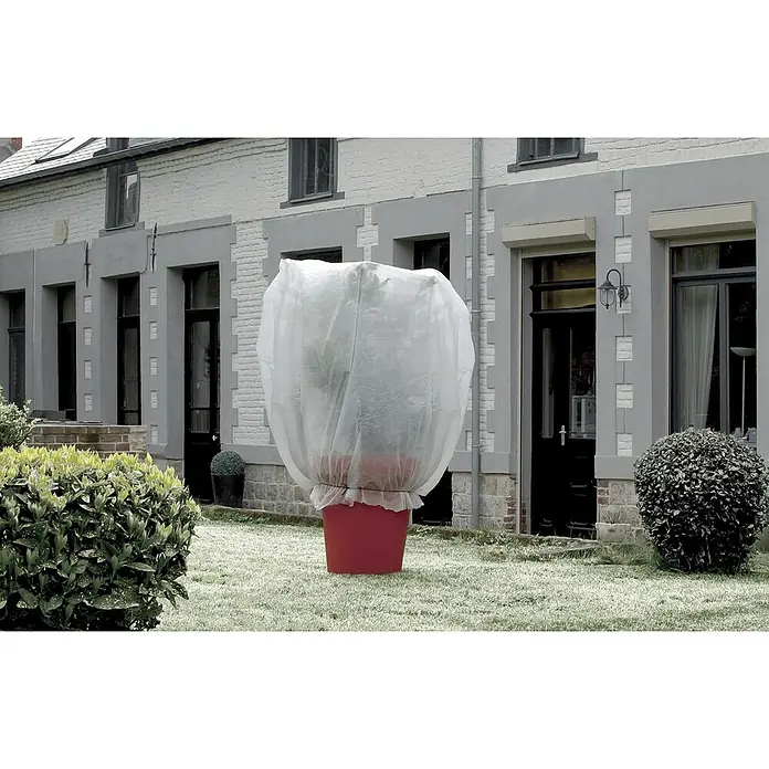 Nortene Protección invernal Hiversac - Blanco - Cubierta de protección para plantas sobre una maceta roja en el jardín frente a una casa. Ideal para proteger las plantas del hielo y el frío.