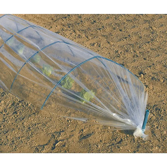 Nortene Plantador - Largo: 250 cm - Primer plano de un lecho de túnel de plantas con film transparente y marco verde. Protege las plantas de las inclemencias del tiempo.