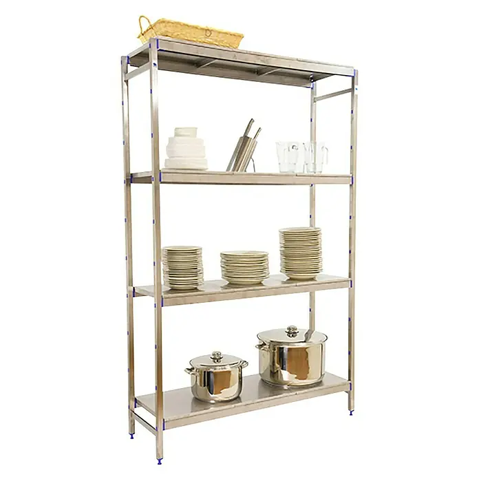 Simonrack Simoninox Metallregal Grundelement - H x B x T: 200 x 126 x 40 cm, Traglast pro Boden: 200 kg, Anzahl Böden: 4 Stk., Stecken, Material Boden: Edelstahl - Ein silbernes Regal mit fünf Fächern, gefüllt mit Geschirr, Töpfen und einem Korb, steht vor einem schwarzen Hintergrund.