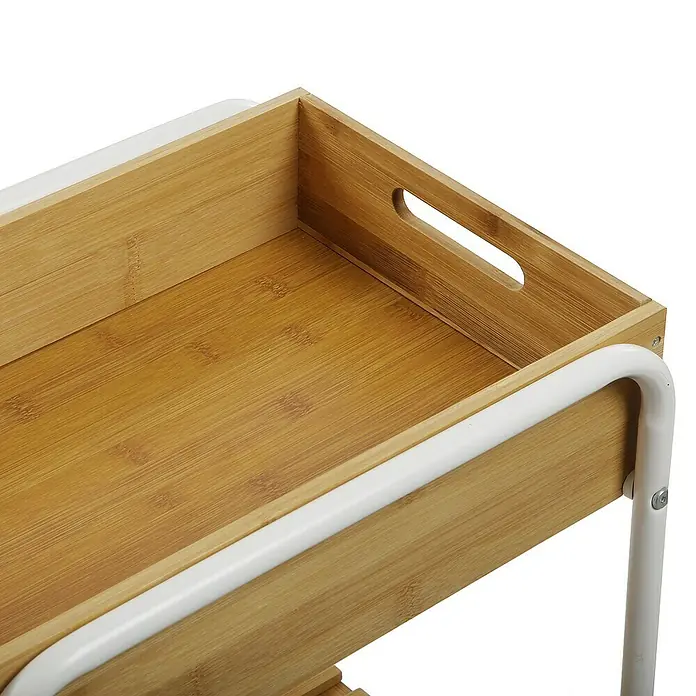 Versa Carro con ruedas 3 baldas - 40 x 29,5 x 81 cm, Metal - Primer plano de un carrito de servicio de bambú con asas de metal blanco, que combina funcionalidad y estilo natural.