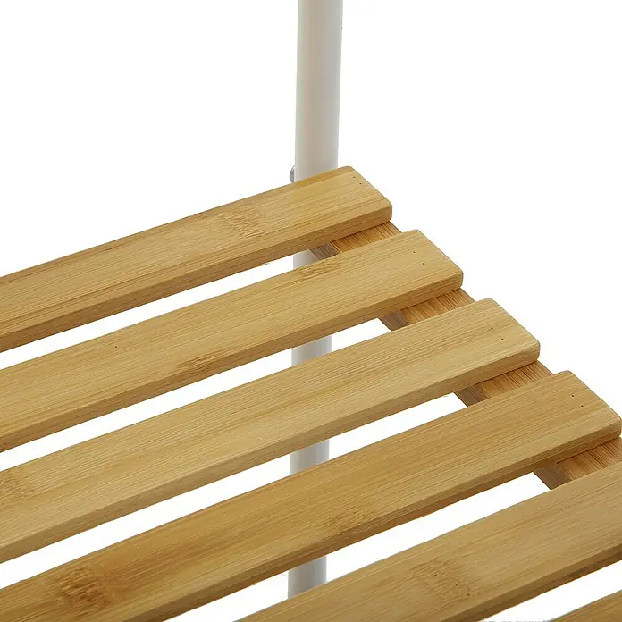 Versa Carro con ruedas 3 baldas - 40 x 29,5 x 81 cm, Metal - Primer plano de un estante de madera marrón claro con soportes de metal blanco.