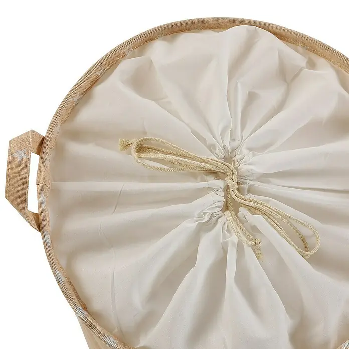 Versa Cesta para la ropa Stars - L x An x Al: 38 x 38 x 48 cm, Beige - Primer plano de una cesta de lavandería con una inserción de tela blanca y cordón, que combina funcionalidad con un diseño sencillo.