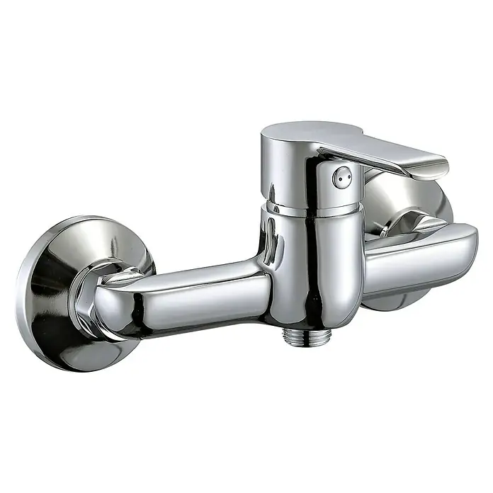 Grifo de ducha Ariel - Mezclador monomando, Cromo - Primer plano de un grifo de agua brillante cromado con una palanca.