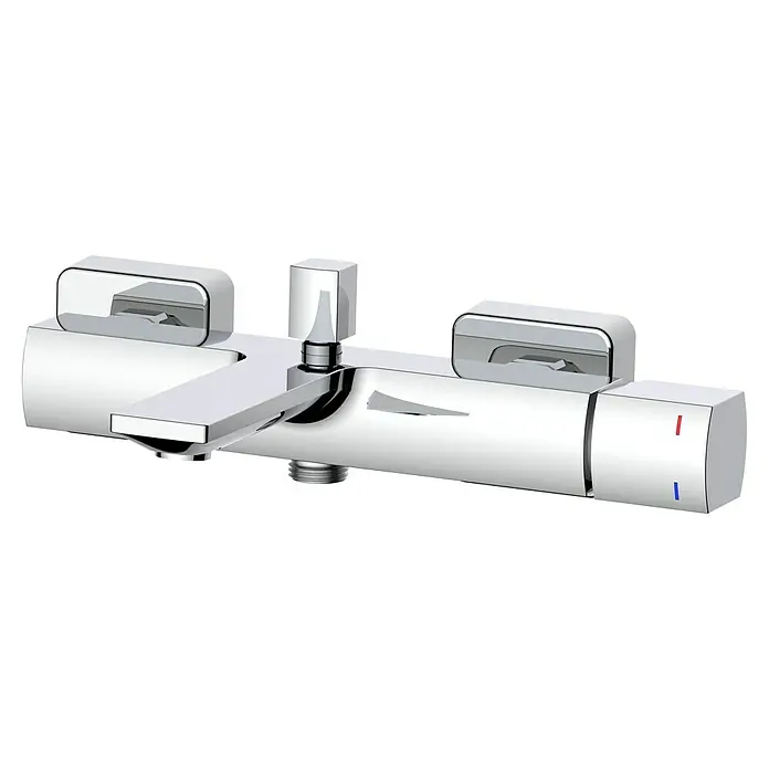 Grifo monomando de bañera Domus - Cromo, Brillante - Primer plano de un moderno grifo de baño cromado brillante con doble manija para control de temperatura y un caño central.