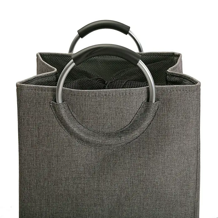 Versa Cesta para la ropa con asas - L x An x Al: 46 x 30 x 55 cm, Gris - Primer plano de un cesto de ropa sucia gris con asas. Práctico y elegante para guardar la ropa.