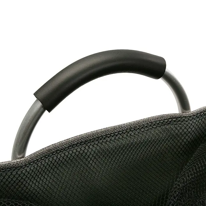 Versa Cesta para la ropa con asas - L x An x Al: 46 x 30 x 55 cm, Gris - Primer plano del mango resistente de un cesto de ropa negro, que promete comodidad y durabilidad.