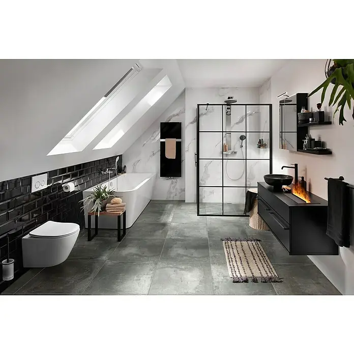 swingcolor Bad- & Küchenfarbe - Weiß, 10 l, Matt - Modernes Badezimmer mit freistehender Badewanne, dunklen Fliesen und einer stilvollen Waschtischkombination mit integriertem Kamin für Wärme und Atmosphäre.