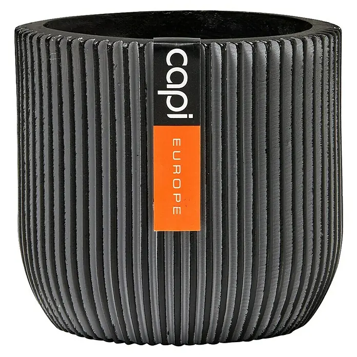 Capi Europe Übertopf rund Nature Groove - Außenmaß (Ø x H): 24 x 21 cm, Anthrazit, Polyester - Nahaufnahme eines schwarzen, geriffelten Capi Europe Blumentopfs, der sich perfekt für die stilvolle Präsentation von Pflanzen eignet.