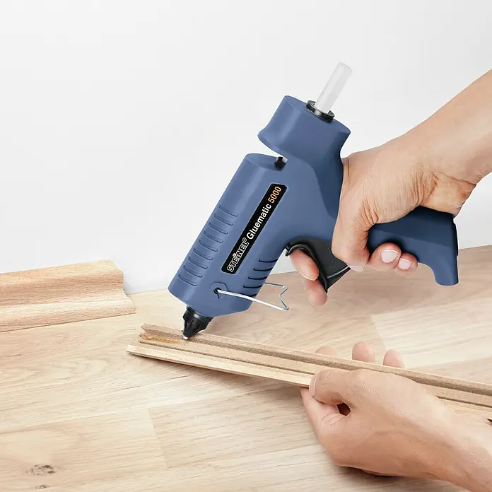 Steinel Heißklebepistole Gluematic 5000 - Durchmesser Klebepatrone: 11 mm, 500 W - Die Steinel Gluematic 5000 Klebepistole wird zum Verkleben von Holzleisten verwendet, ideal für Heimwerkerarbeiten.