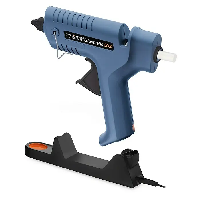 Steinel Heißklebepistole Gluematic 5000 - Durchmesser Klebepatrone: 11 mm, 500 W - Die Steinel Gluematic 5000 Heißklebepistole mit Ladestation, ein Werkzeug für präzise Klebearbeiten.