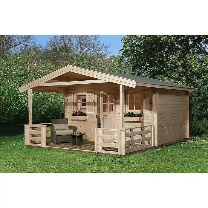 Weka Gartenhaus 135 - Außenmaß inkl. Dachüberstand (B x T): 460 x 594 cm, Holz, Natur, Mit Vordach & Brüstungsgeländer - Gartenschuppen aus hellem Naturholz mit kleiner überdachter Veranda und Holzgeländer, in einer Grünfläche.