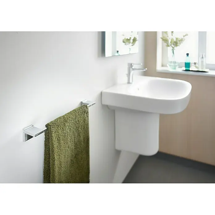 Roca Rubik Toallero de barra - Ancho: 40 cm, Cromo - Toallero con una toalla verde en el baño al lado de un lavabo blanco.