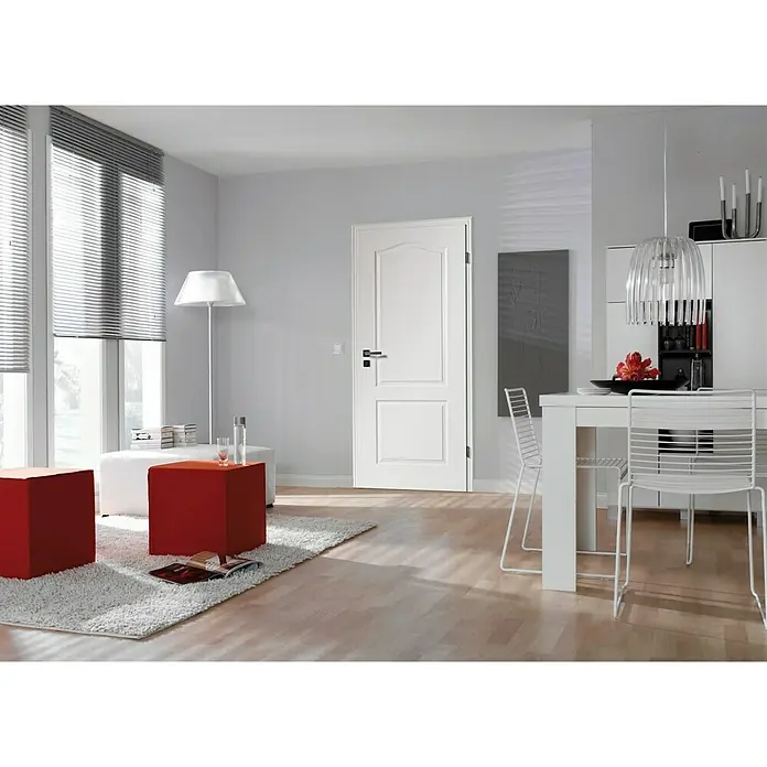 Kilsgaard Zimmertür 20/02-B - 735 x 1.985 mm, DIN Anschlag: Rechts, Weiß lackiert, ähnlich RAL 9010, Vollspan - Eine elegante weiße Innentür mit formschönen Details und einem modernen Türgriff, die Helligkeit und Stil in den Raum bringt.