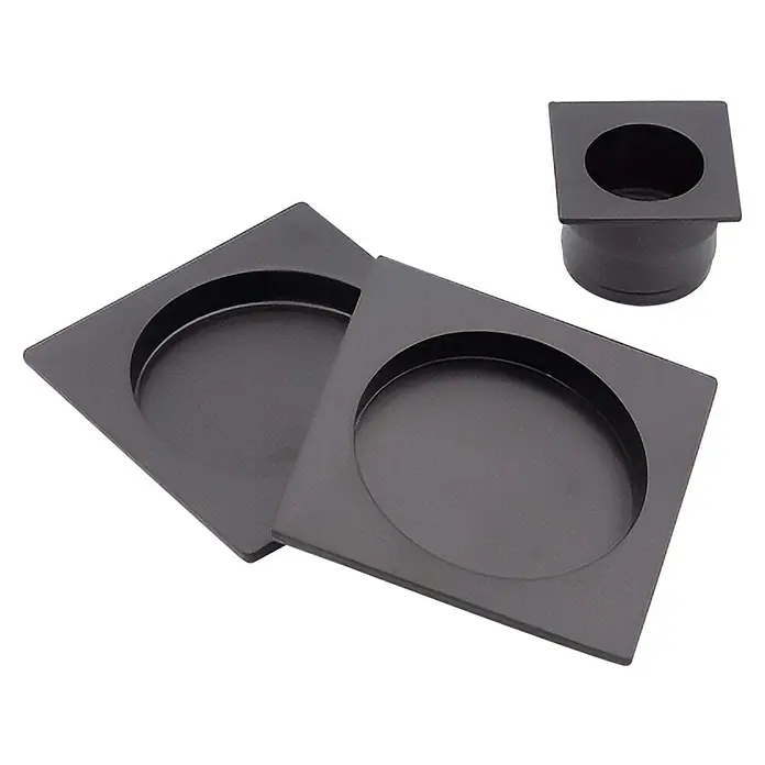 GDK Herraje para puerta corredera de uñero - 50 x 50 mm, Negro, Cuadrado - Primer plano de desagües de suelo cuadrados y negros, que encarnan un diseño moderno y funcionalidad para baños.