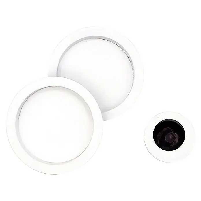 GDK Set para puertas correderas de uñero - Diámetro: 57 mm, Blanco, Redonda - Primer plano de tres paneles LED redondos con marcos blancos, ideales para conceptos de iluminación modernos y eficientes.