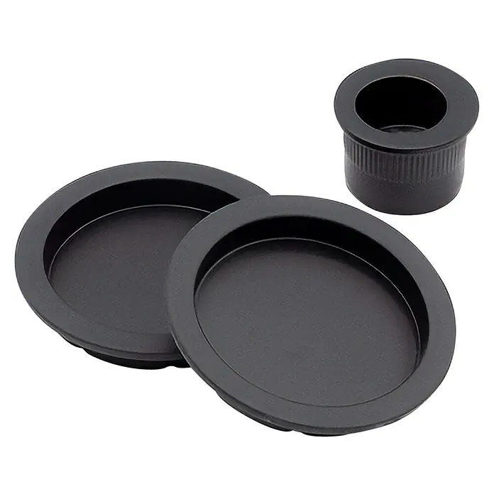 GDK Set para puertas correderas de uñero - Diámetro: 57 mm, Negro, Redonda - Tres manijas empotradas negras y redondas y un manguito de manija cilíndrico para puertas correderas sobre fondo negro.