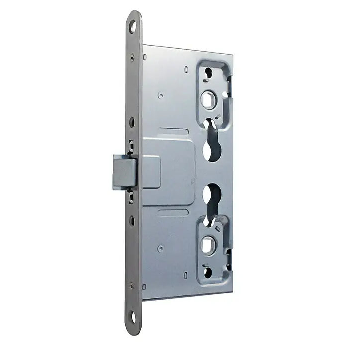 GDK Cerradura de embutir cortafuegos CF50C9 - An x Al: 23 x 185 mm, Cromado - Primer plano de una cerradura de puerta plateada con un cerrojo y agujeros para llaves, diseñada para seguridad y funcionalidad.