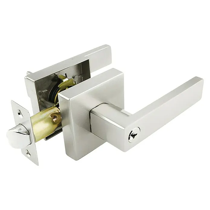 GDK Conjunto de picaporte 20SCET - Cromo, Satinado - Primer plano de un tirador de puerta moderno con un diseño cuadrado en plata. El producto está bien hecho e ideal para interiores contemporáneos.