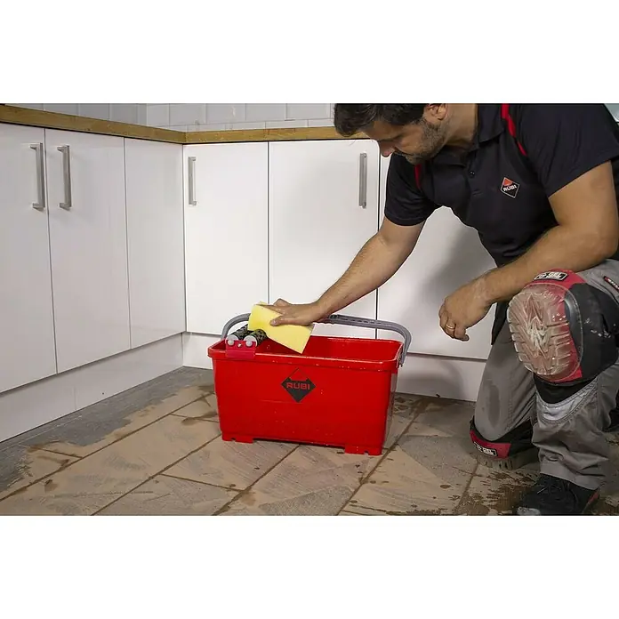 Rubi Cubeta de limpieza Easypro - Polipropileno, 24 l - Un alicatador limpia baldosas con el cubo de limpieza rojo Rubi y una esponja para eliminar el exceso de lechada o suciedad.