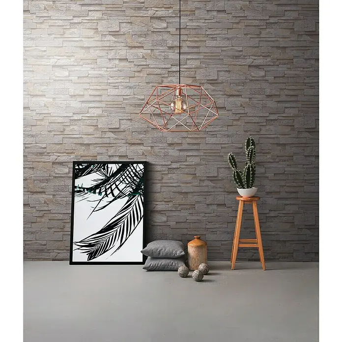 Papel pintado Piedra Gresite - Gris, 10 x 0,53 m - Una lámpara colgante moderna con diseño geométrico cuelga sobre una habitación con elementos decorativos como un cuadro, cojines y un cactus.