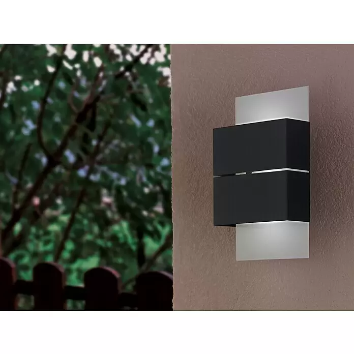 Eglo LED-Außenwandleuchte KIBEA - 5 W, 7,5 x 15 x 26 cm, Anthrazit/Weiß, IP44 - Moderne schwarze und weiße rechteckige Außenwandleuchte an einer strukturierten Wand, die Licht nach oben und unten abgibt.
