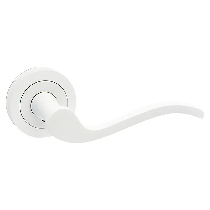 GDK Conjunto de picaporte Palmera - Blanco, 2 ud. - Primer plano de una elegante manija blanca. Su diseño curvo y la base circular la convierten en un detalle elegante para cualquier puerta.