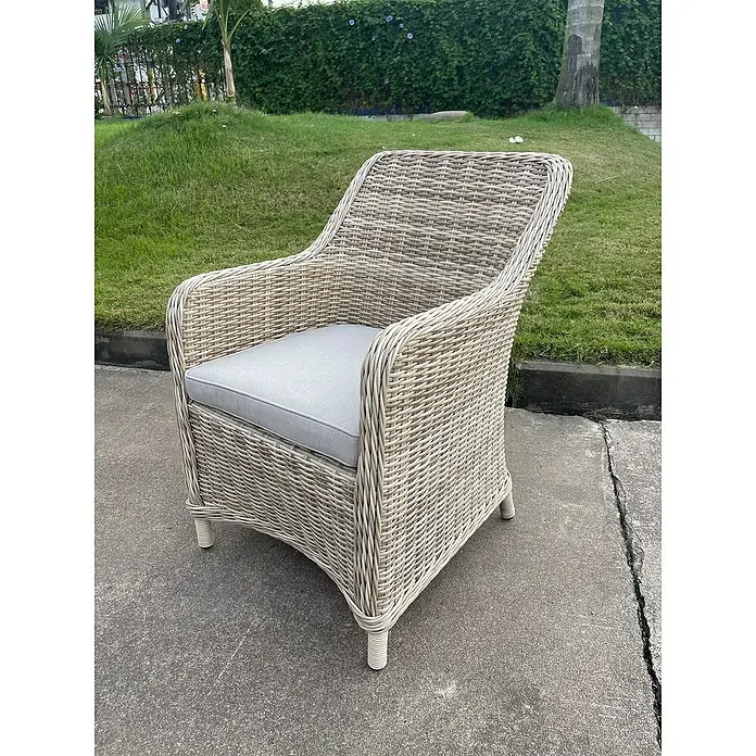 Sunfun Conjunto de muebles Milwaukee - 8 pzs., Ratán sintético, Arena - Un elegante sillón de ratán con un cojín suave, perfecto para momentos de relax en el jardín o en el patio. El diseño natural se combina a la perfección.
