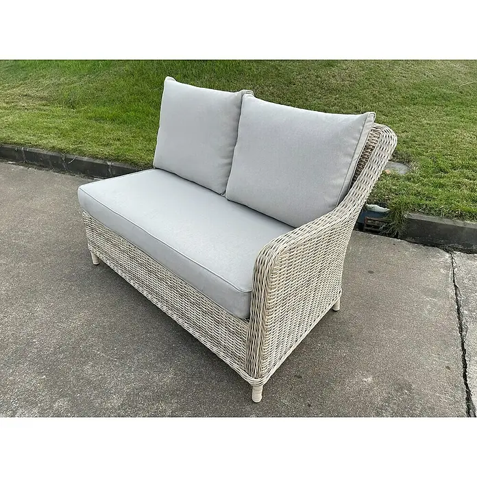 Sunfun Conjunto de muebles Milwaukee - 8 pzs., Ratán sintético, Arena - Un sofá de ratán claro y elegante con cojines grises para uso exterior, perfecto para momentos de relax en el jardín o en el patio.