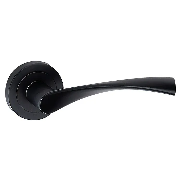 GDK Conjunto de picaporte A-620 - Negro, Apto para: Puertas de madera - Primer plano de una manija de puerta negra con un diseño curvo y elegante, combinando estética moderna con funcionalidad.