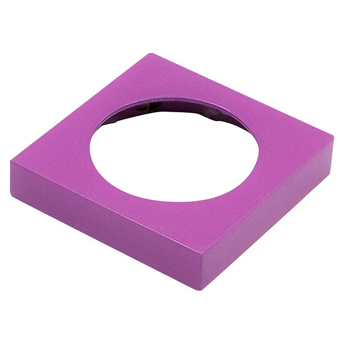 GDK Roseta sin anilla - Violeta, Cuadrado - Primer plano de un objeto cuadrado púrpura con un agujero redondo en el centro, sobre un fondo negro.