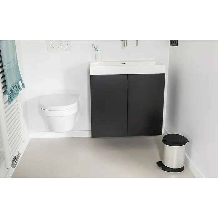 Cubo con pedal IML Metalizado - 5 l, Plateado/Negro - Interior de baño con tocador moderno con puertas de armario oscuras, un inodoro suspendido y una papelera plateada.