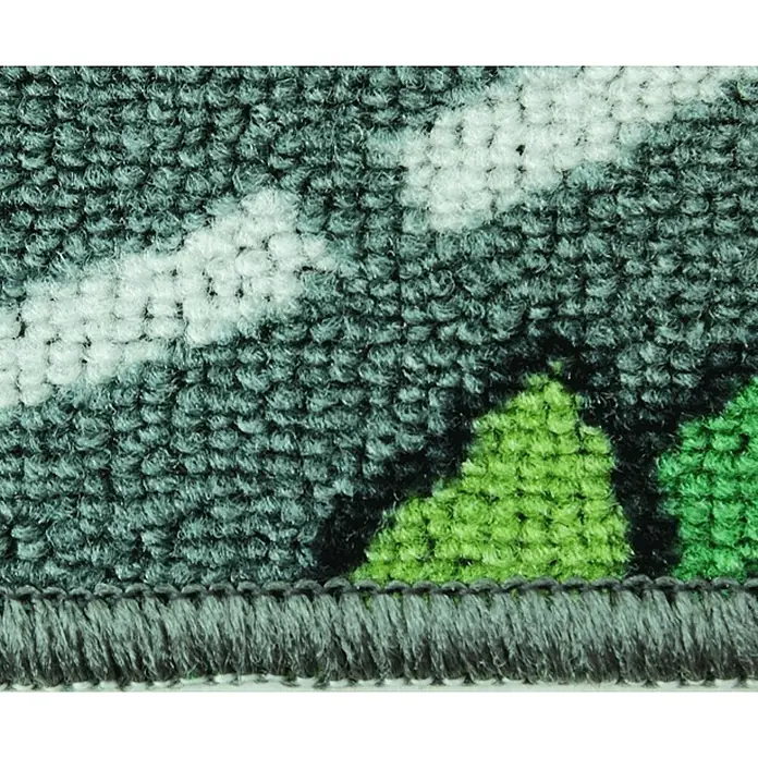 Alfombra infantil Rally - Multicolor, 133 x 90 cm - Primer plano de una alfombra con un motivo de bosque. La alfombra presenta tonos grises, blancos y verdes, mostrando árboles estilizados.