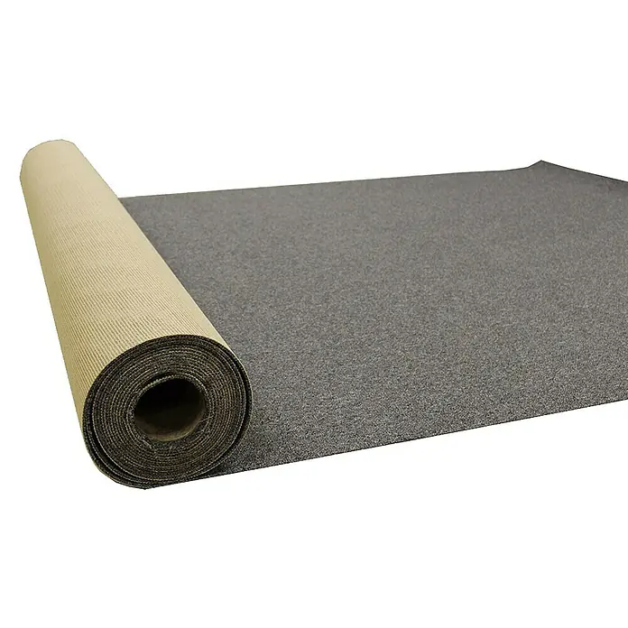 Moqueta a metros Forza - Ancho: 200 cm, 100 % polipropileno, Gris - Se está desenrollando una alfombra gris, destacando la textura y el rollo compacto de la alfombra. Ideal para soluciones de suelos.