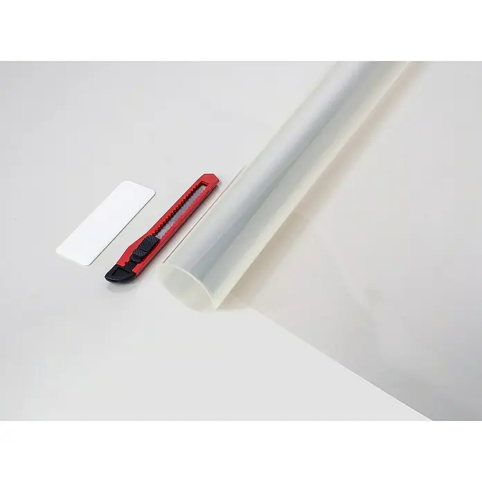 D-c-fix Klebefolie Splitterschutzfolie - 200 x 90 cm, Selbstklebend - Rolle transparenter Schutzfolie mit einem roten Cuttermesser und einem weißen Schaber, ideal für Oberflächenschutz und präzises Zuschneiden.
