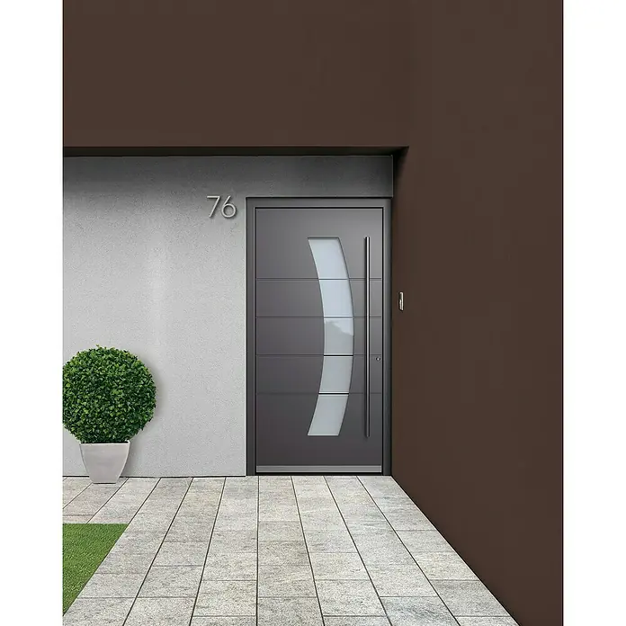 Portofino Haustür 707PF - 110 x 210 cm, DIN Anschlag: Rechts, Anthrazit Metallic/Verkehrsweiß matt - Modernes Haustürdesign mit Seitenglas und Hausnummer, umgeben von stilvollem Pflaster und einem dekorativen Busch.