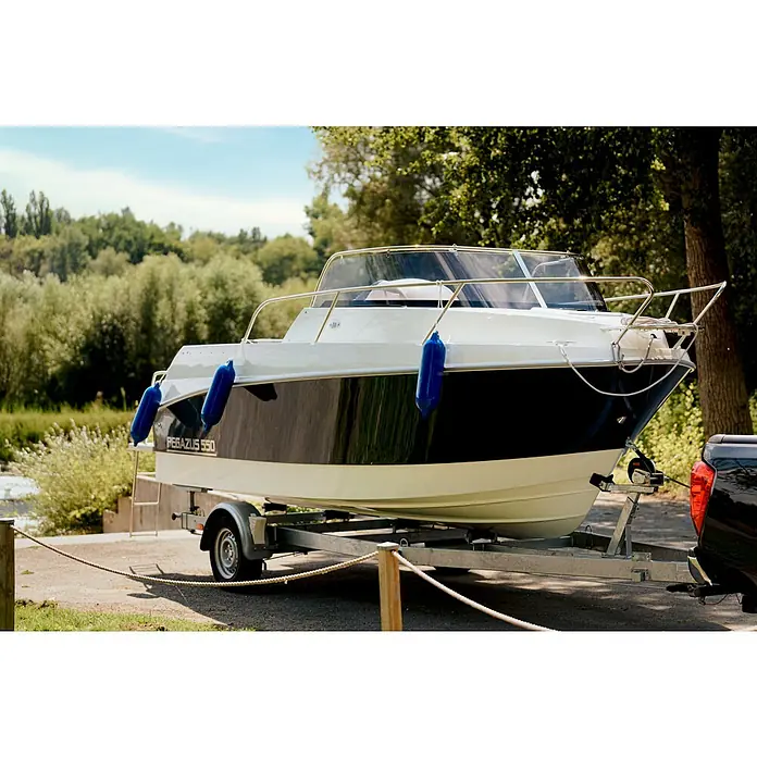 PEGAZUS GFK-Boot 550 Comfort - Umfangreiche Zusatzausstattung, Geeignet für: Max. 6 Personen, Nutzlast: 670 kg, CE-Klasse C - Das elegante Pegasus 550 Boot auf einem Anhänger, bereit für neue Abenteuer auf dem Wasser, fängt die Essenz von Freizeit und nautischem Stil ein.