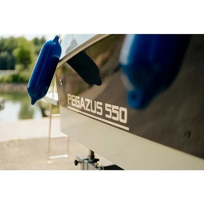 PEGAZUS GFK-Boot 550 Comfort - Umfangreiche Zusatzausstattung, Geeignet für: Max. 6 Personen, Nutzlast: 670 kg, CE-Klasse C - Nahaufnahme eines Pegazus 550 Bootsrumpfs mit blauen Fender, die für Schutz beim Anlegen sorgen und das Bootsdesign hervorheben.
