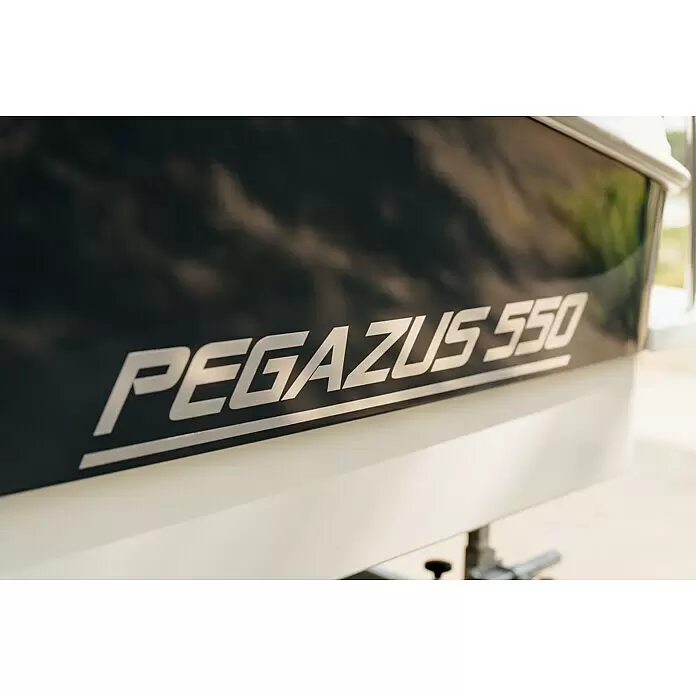 PEGAZUS GFK-Boot 550 Comfort - Umfangreiche Zusatzausstattung, Geeignet für: Max. 6 Personen, Nutzlast: 670 kg, CE-Klasse C - Glänzender dunkelgrauer Bootsrumpf mit silberner „PEGAZUS 550“-Beschriftung über einem weißen Unterteil.