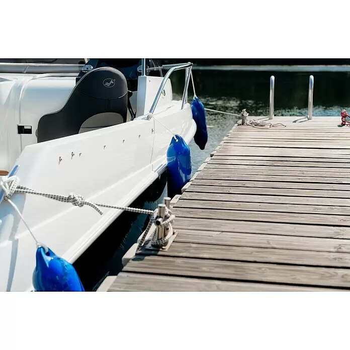 PEGAZUS GFK-Boot 550 Comfort - Umfangreiche Zusatzausstattung, Geeignet für: Max. 6 Personen, Nutzlast: 670 kg, CE-Klasse C - Weißes Boot mit blauen Fendern an einem Holzsteg festgemacht.