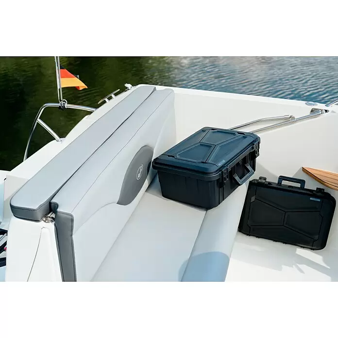 Wasserdichter Koffer EKO90 - L x B x H: 520 x 350 x 210 mm, Mit Würfelschaumstoffeinlage, Grau, Kunststoff - Zwei schwarze, robuste Koffer auf weißer Boots-Polsterung, bereit für Seeabenteuer.