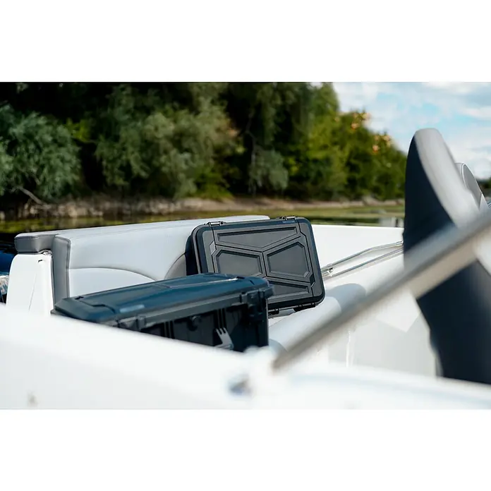 Wasserdichter Koffer EKO90 - L x B x H: 520 x 350 x 210 mm, Mit Würfelschaumstoffeinlage, Grau, Kunststoff - Zwei robuste, dunkle Werkzeugkästen auf einem weißen Boot mit grauer Polsterung. Ideal für die sichere Aufbewahrung von Ausrüstung.