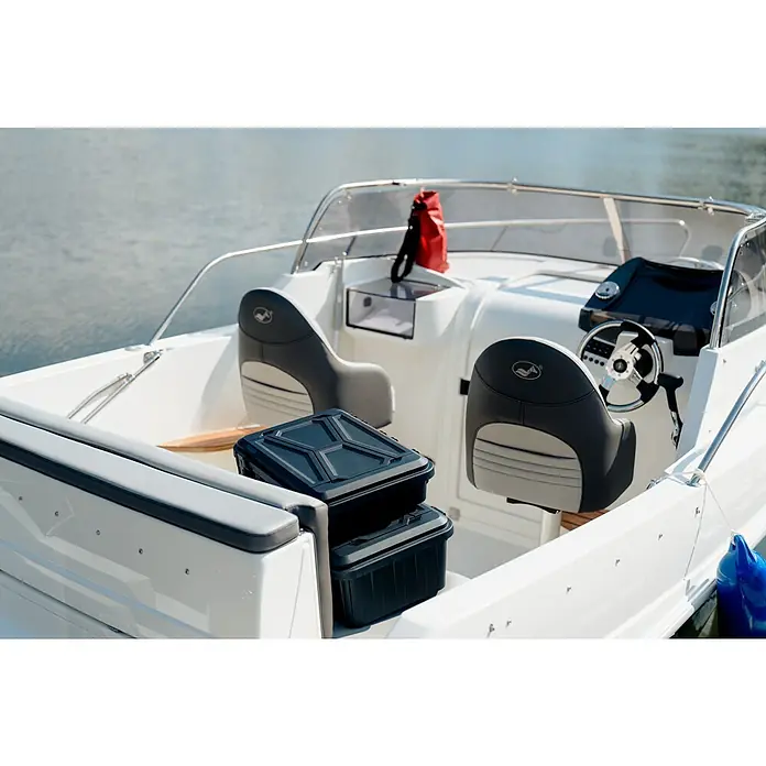 Wasserdichter Koffer EKO90 - L x B x H: 520 x 350 x 125 mm, Ohne Schaumstoffeinlage, Grau, Kunststoff - Eine Nahaufnahme eines Motorboots mit Fokus auf die Sitze, das Steuerrad und die Aufbewahrungsboxen im hinteren Bereich.